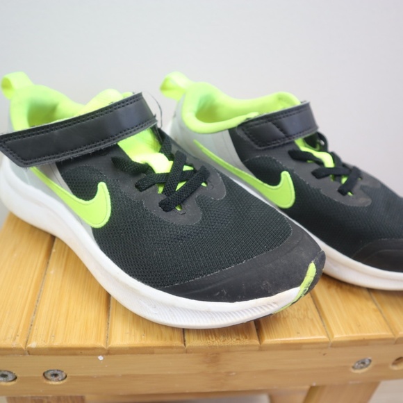 Nike Kids Running Shoes Black/Volt – Size 1Y - Picture 2 of 4